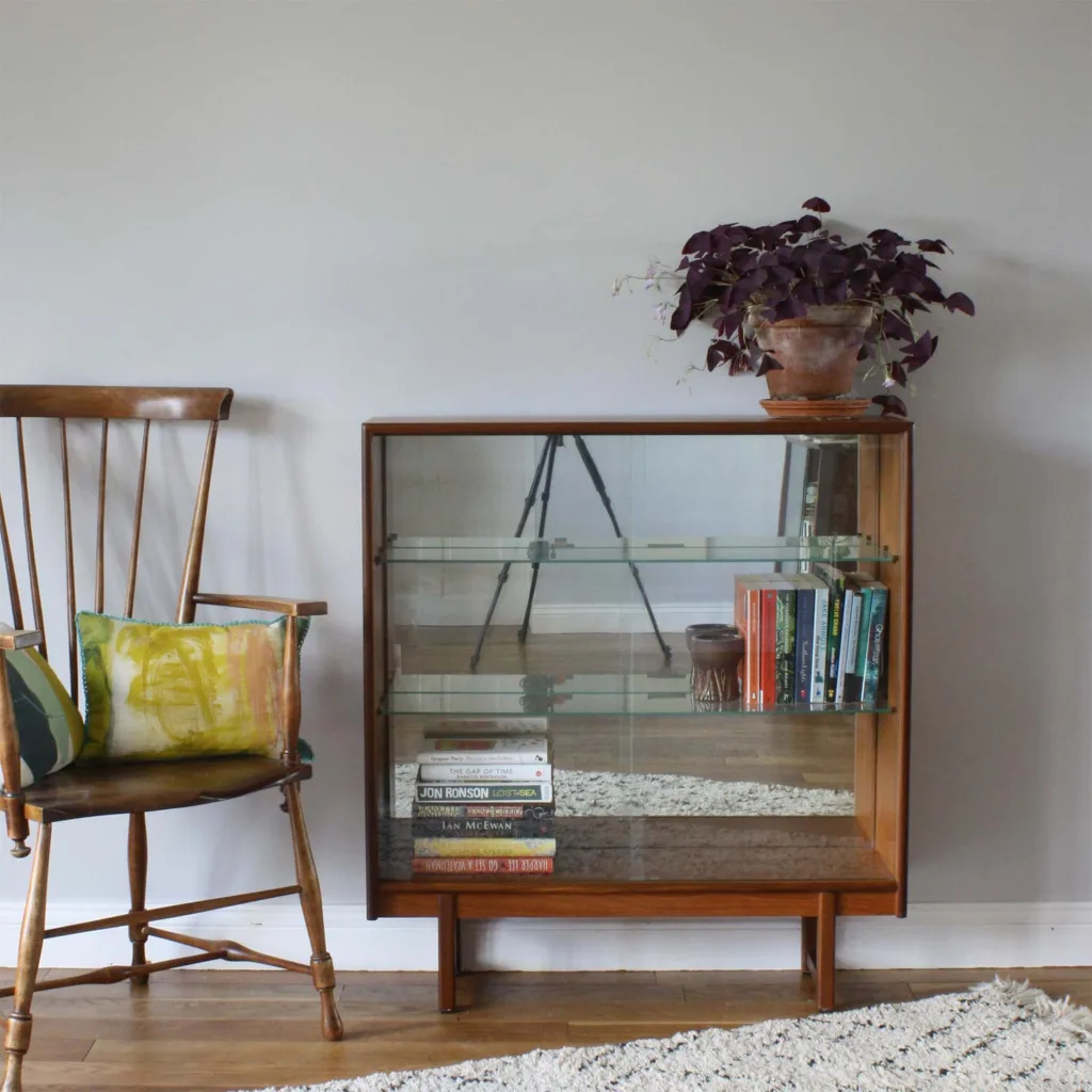 ヴィンテージ glass shelf Vintage Turnidge of London Glass-fronted Mirror-backed Teak