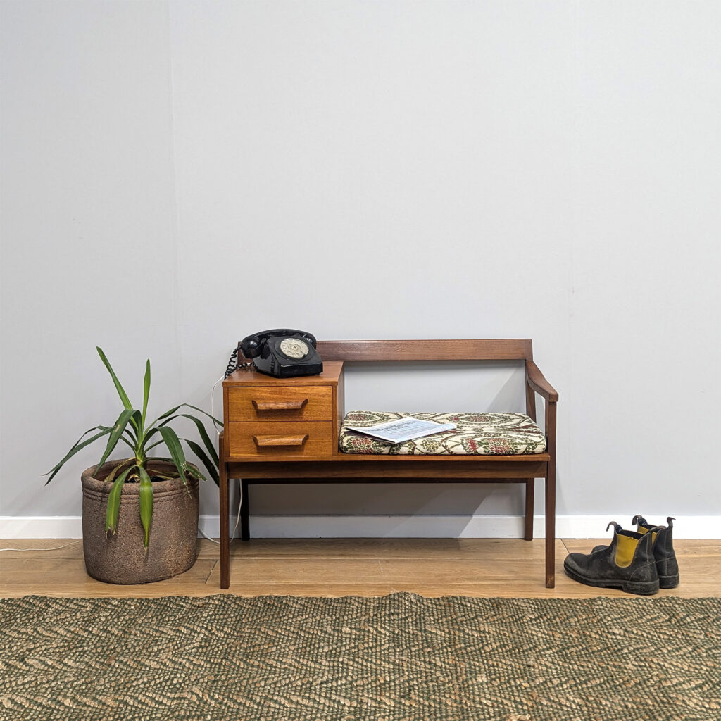 イギリスビンテージ　CHiPPY TELEPHONE SEATS イギリスビンテージ CHiPPY TELEPHONE SEATS